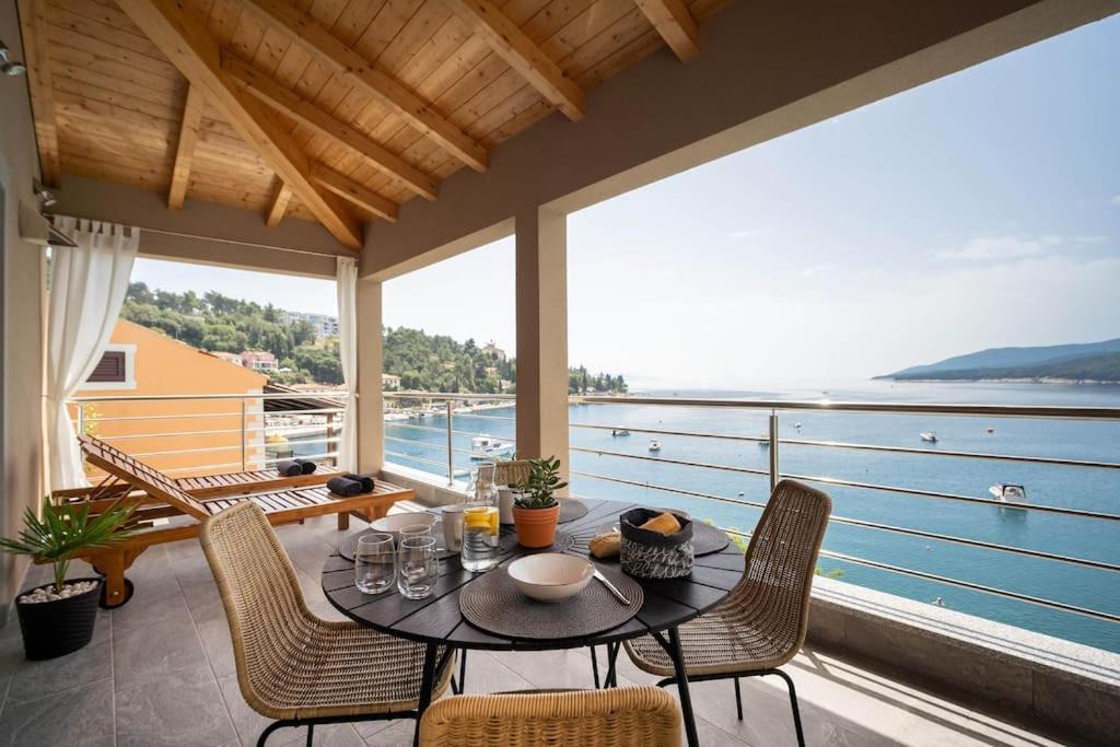 Seafront 2-Bedroom Apartment Nika - Рабац Екстер'єр фото